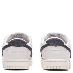 Women's Dunk Low SE - White/Black/Team Red