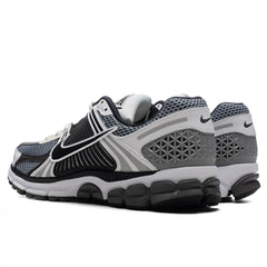 Zoom Vomero 5 SE SP - Dark Grey/Black/White/Sail