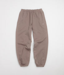 Nike Solo Swoosh Cuffed Sweatpants - Mink Brown / Mink Brown / White