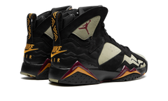 7 SE "Black Olive" DN9782 001