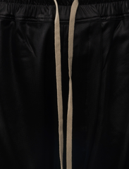 WIDE PUSHER SHORTS