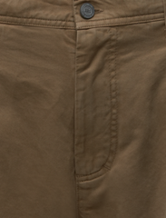 PLEATED CHINO SHORTS