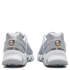 Women's Air Max DN8 - Wolf Grey/Metallic Silver/Off White